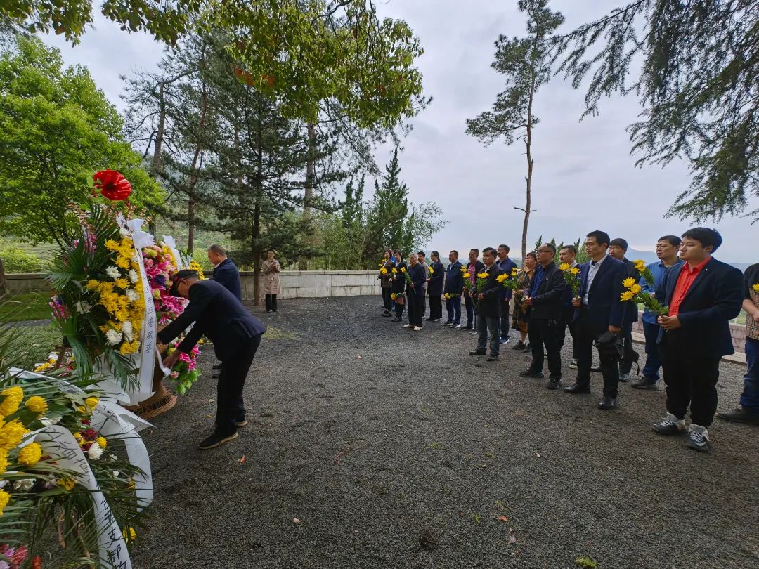 民建金东区基层委举行清明祭扫活动