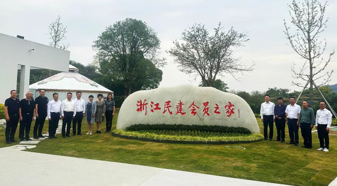 上海崇明区委常委、统战部长龚伟一行赴源东乡东叶村考察调研