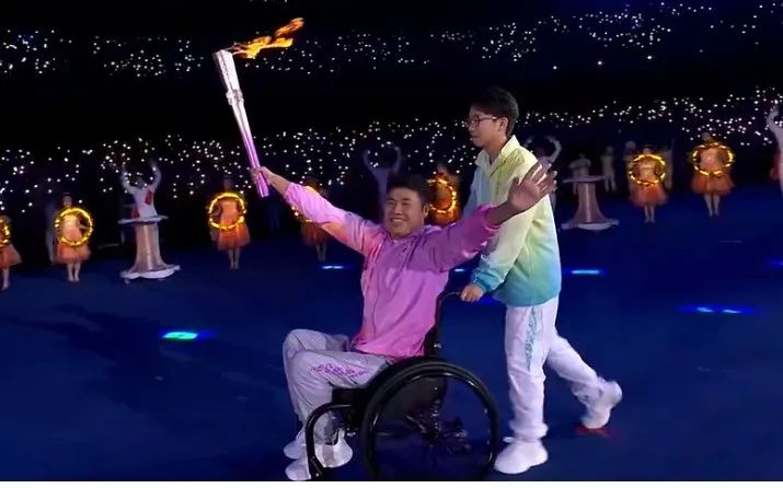 昨晚，开幕式火炬传递中有位民建人！