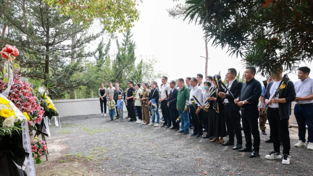 清明祭扫 缅怀先贤|民建金东区基层委组织祭扫施复亮先生墓