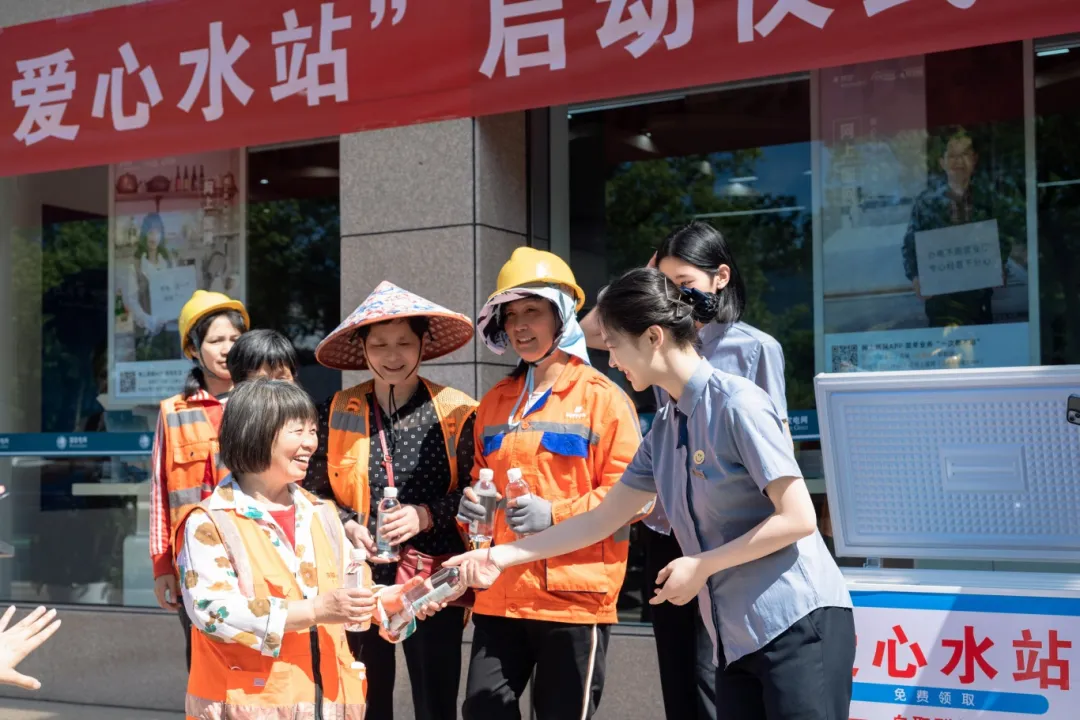 兰溪民建“爱心水站”收获众多好评