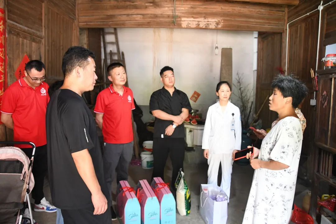 不惧炎夏，传递爱心丨民建市直武义支部慰问困境家庭