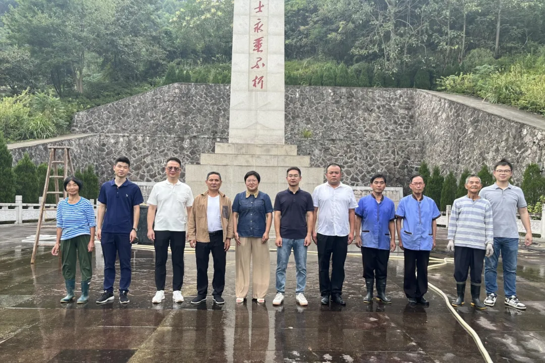民建市直浦江支部开展清扫烈士纪念公园活动