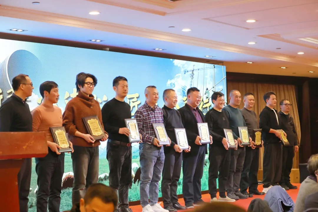 浙疆心连心 匠星公益行丨婺城区钢管商会2025年公益晚宴隆重举行