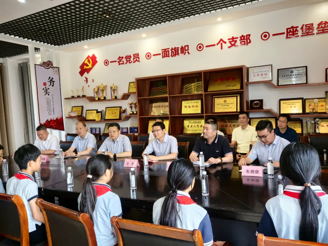 “点亮书房·照亮童年”公益活动走进婺城区琅琊小学