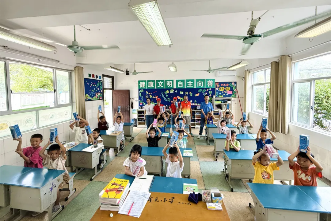 金秋助学 暖心相伴丨民建市直武义支部开展爱心公益活动