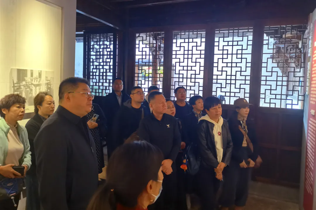 黑龙江民建浙江省社院培训班一行参观施复亮故居和浙江民建会员之家